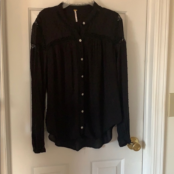 Lace detail button from blouse - Picture 2 of 7